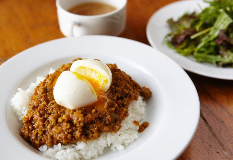 半熟卵乗せキーマカレーセット(前菜付き)